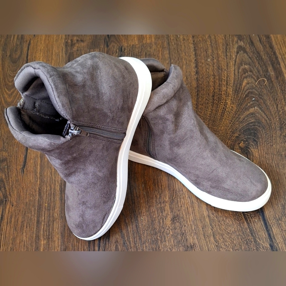 MADDEN GIRL DESIGNER GRAY ANKLE BOOTS MODERN  DESIGN W/ ZIPPERS ON BOTH SIDES.